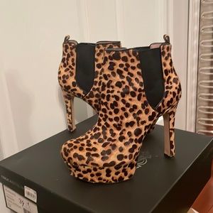 Booties Vince Camuto leopard size 7m
